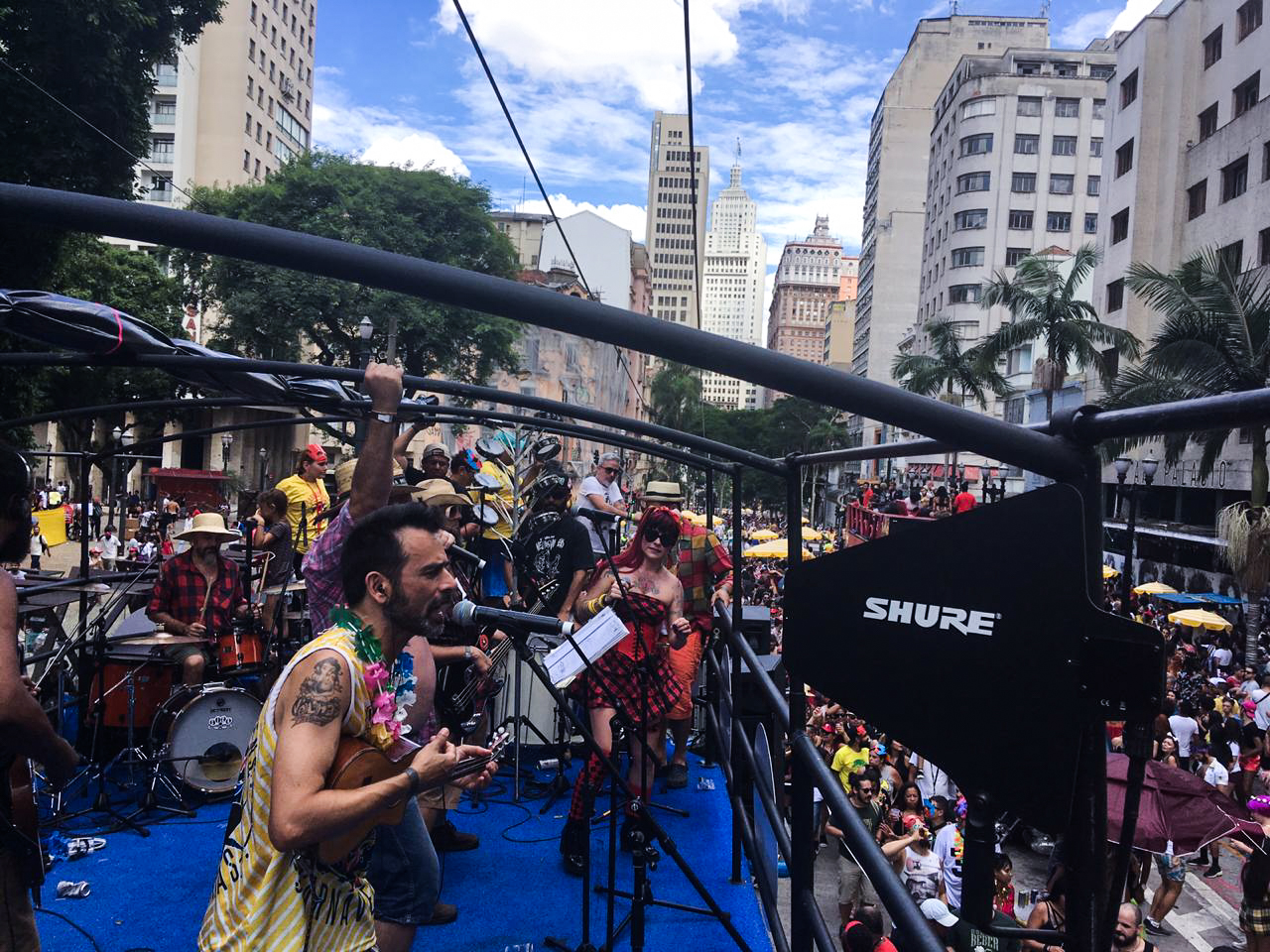 entre-producoes-velhas-virgens-carnaval-trio-eletrico-10